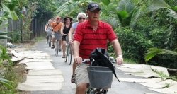 骑自行车游览越南南部美丽宁静的村庄