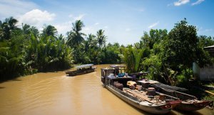 坐船游览湄公河三角洲风景